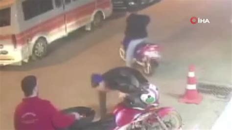 Yanlışlıkla gaza bastı, arkadaşı motosikletten düştü - Son Dakika Haberleri